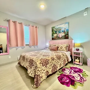 Alki Oasis: Modern Near & Downtown Apartment