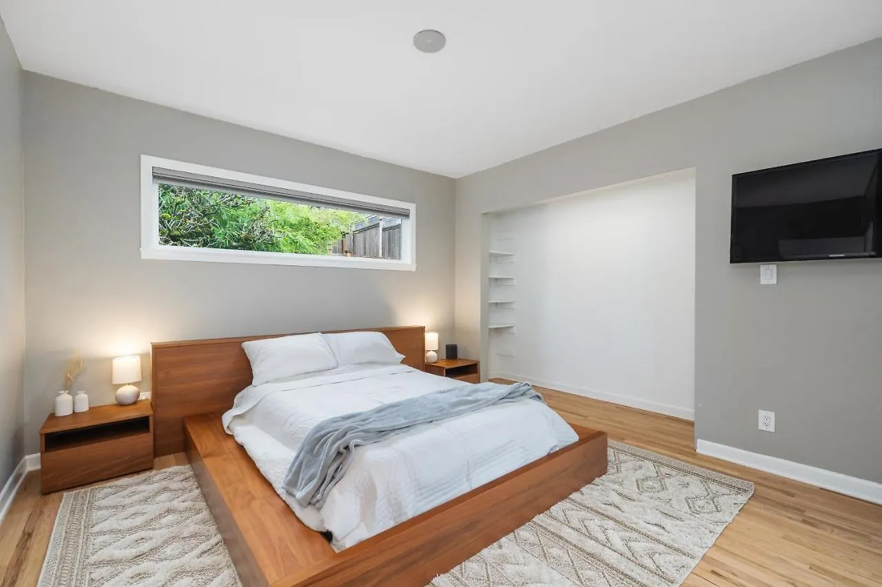 Lovely Magnolia Home 0*, Seattle United States